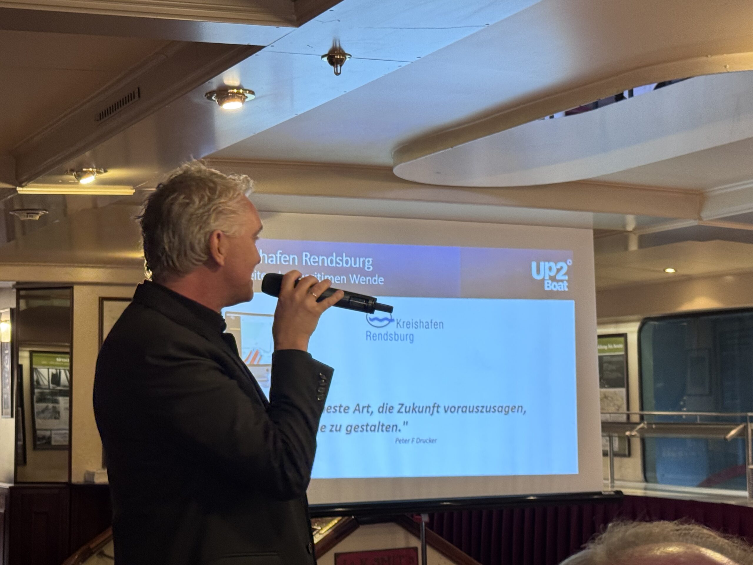 Andreas Haberer von Up2Boat während der Präsentation bei der Einweihungsfeier des Kreishafen Rendsburg
