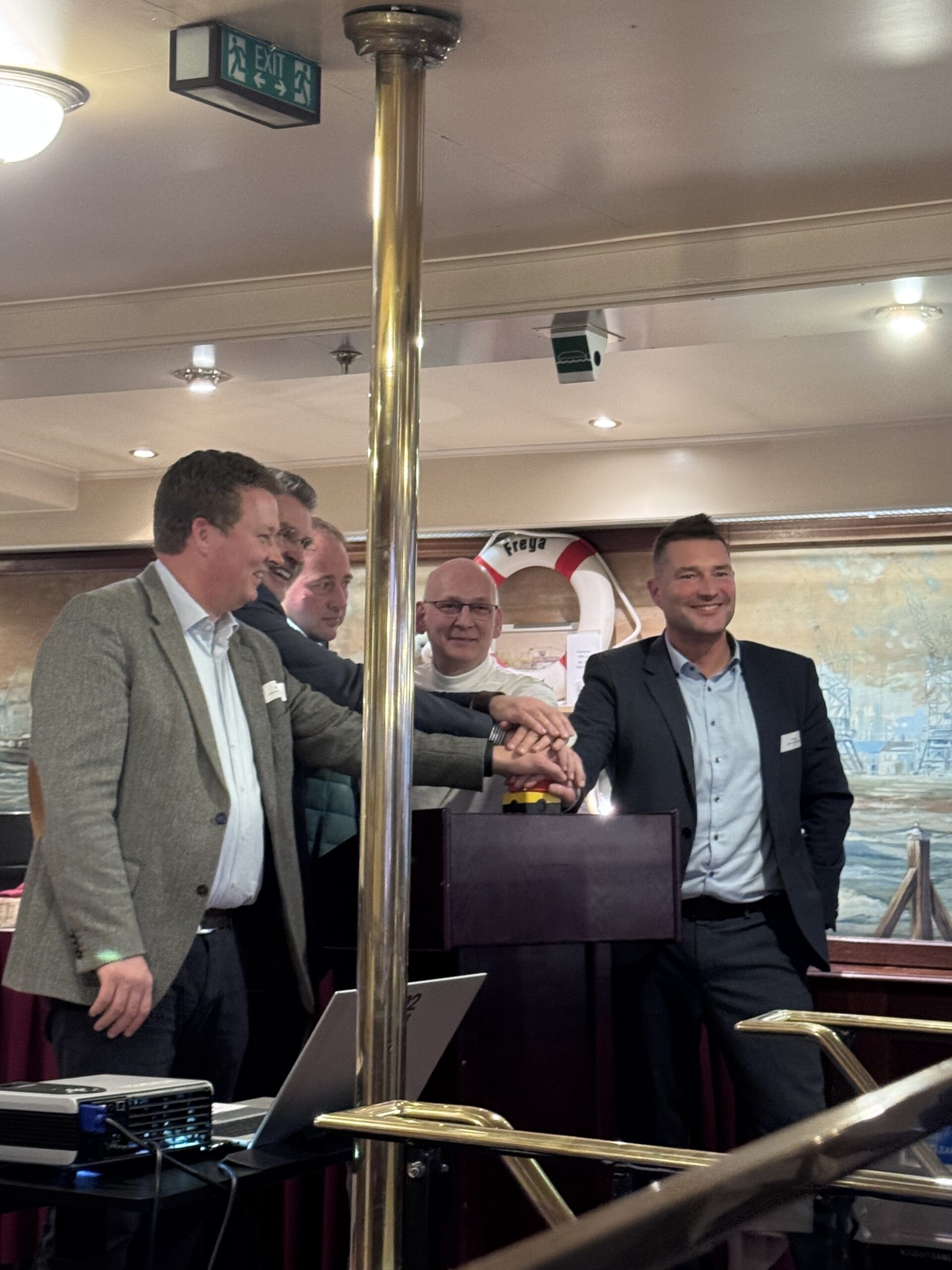 3-2-1 Landstrom an! Symbolischer Akt für die Inbetriebnahme der Landstromanlage zusammen mit Up2Boat.com